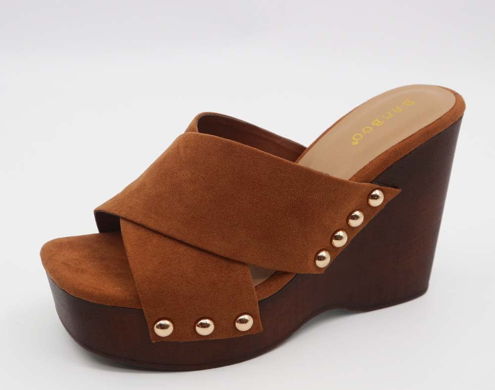 Sandalias marrones con plataforma de madera