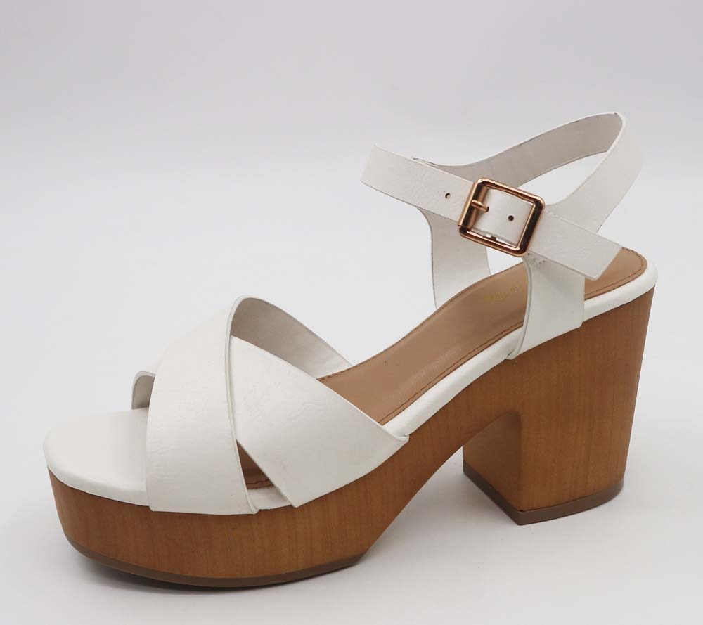 Sandalias blancas con plataforma de madera